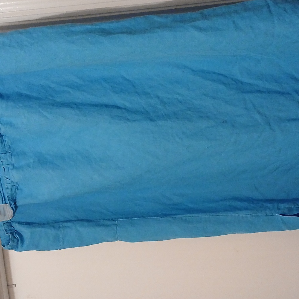 Aqua light blue skirt with pockets in the front and a split on the side - Picture 4 of 5